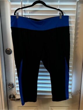 Livi Active Black and Royal Blue Colorblock Capri Leggings